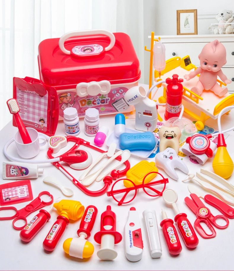 Accesorios del kit médico sobre superficie blanca