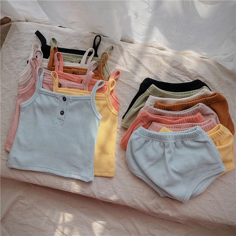 Conjunto de bebé en color beige con estampado floral