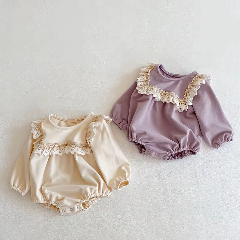 Niña con el traje en diferentes poses y entornos