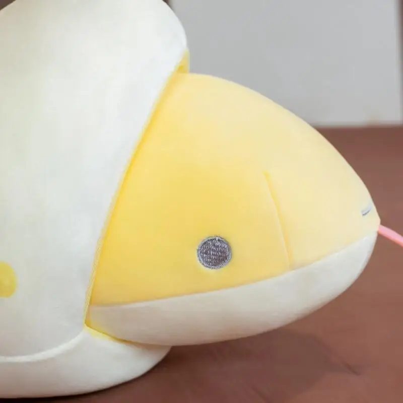 Serpiente de peluche realista en sofá