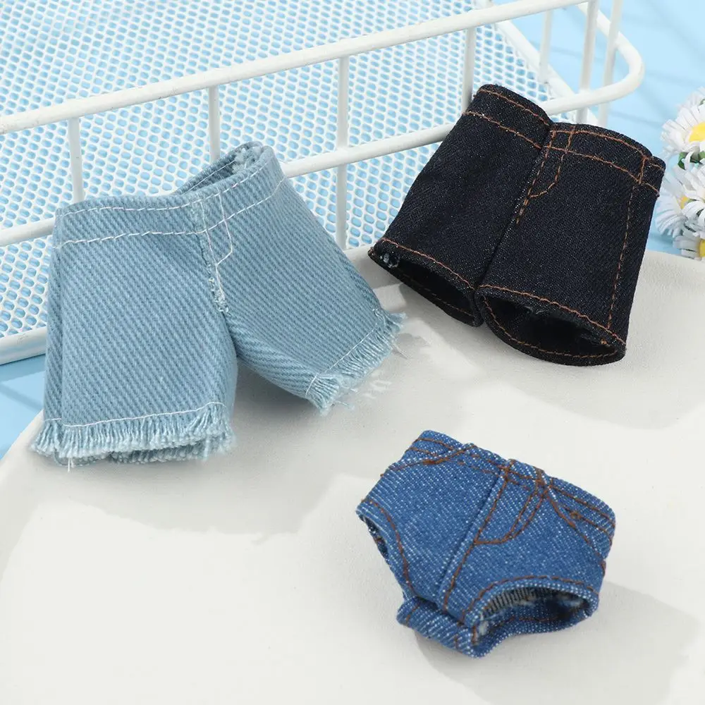 Pantalón vaqueroshorts en muñeca Blythe vista lateral