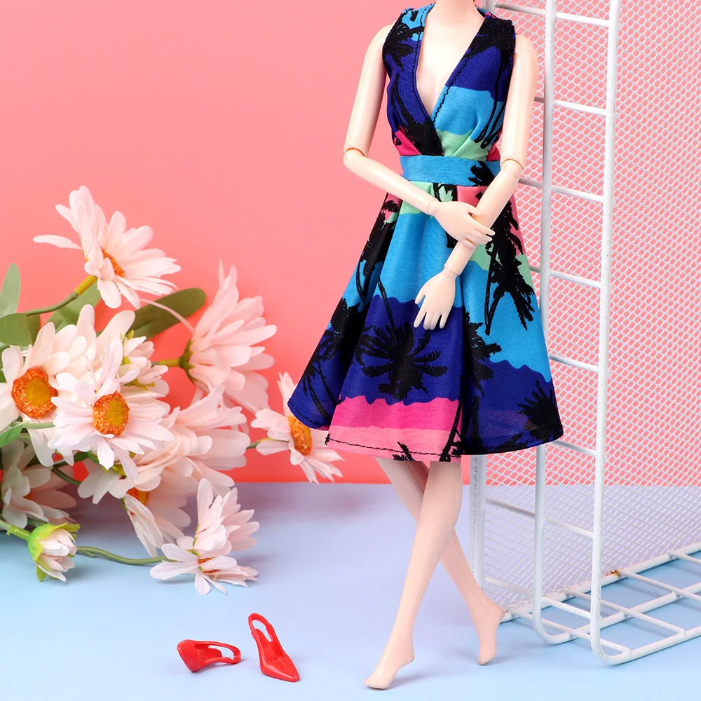 Vestido floral artesanal para muñeca de 30 cm - imagen 4
