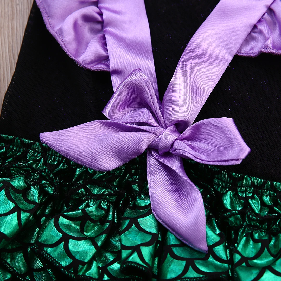 Detalle de lentejuelas en el pelele de sirena