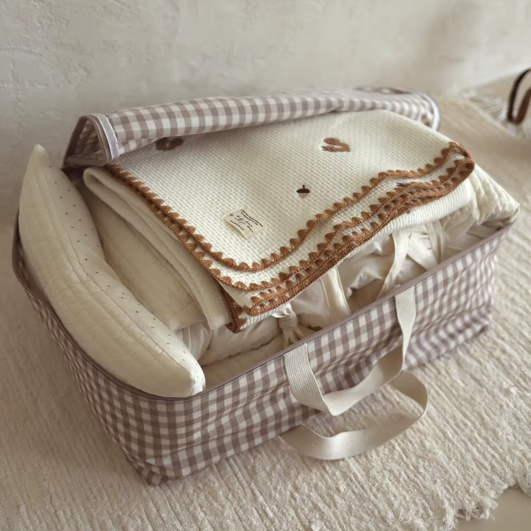 Bolsa organizer abierta mostrando interior espacioso