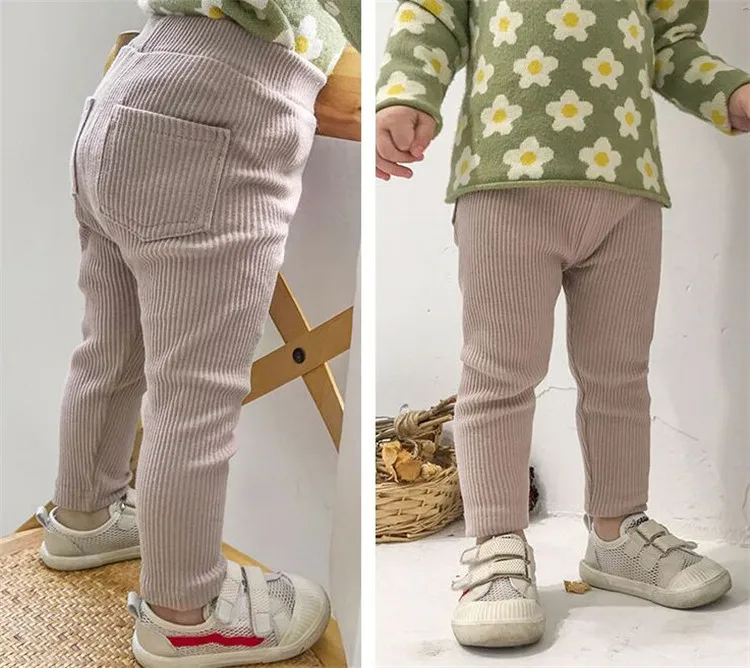Pantalón largo infantil en look cotidiano