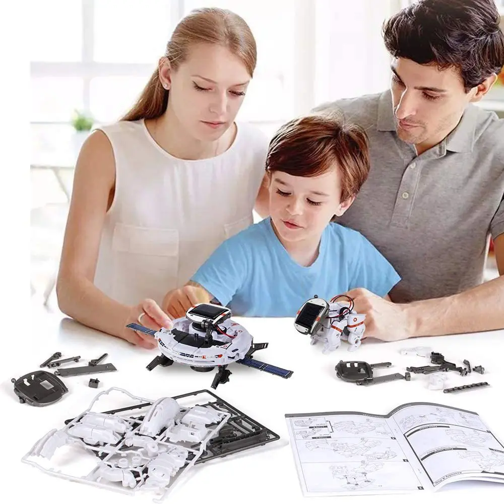 Modelo de robot solar ensamblado bajo luz solar directa