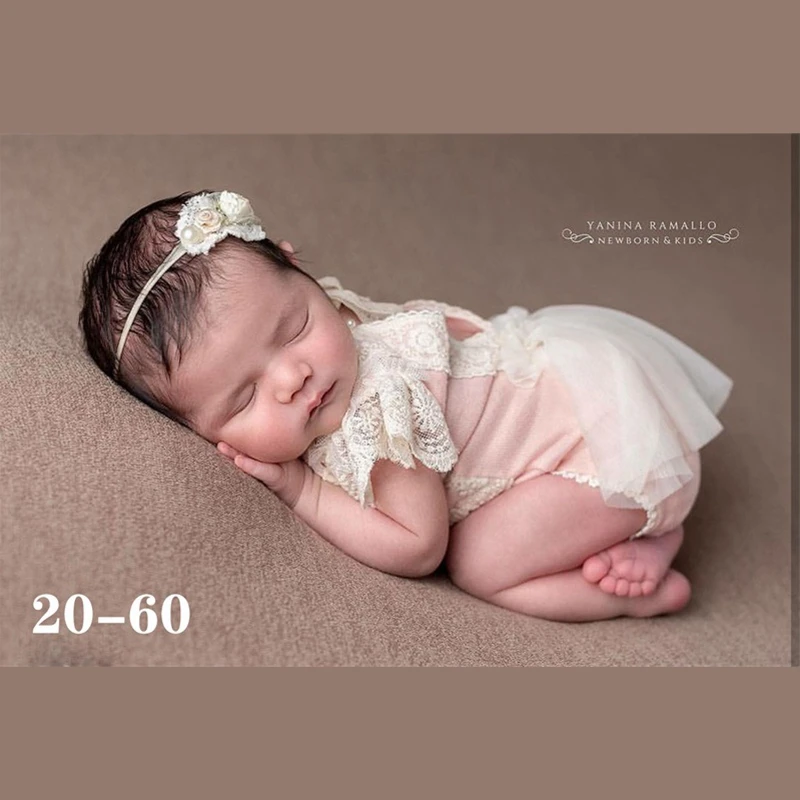 Pelele de bebé niña para sesión fotográfica de estudio con encaje - imagen 4