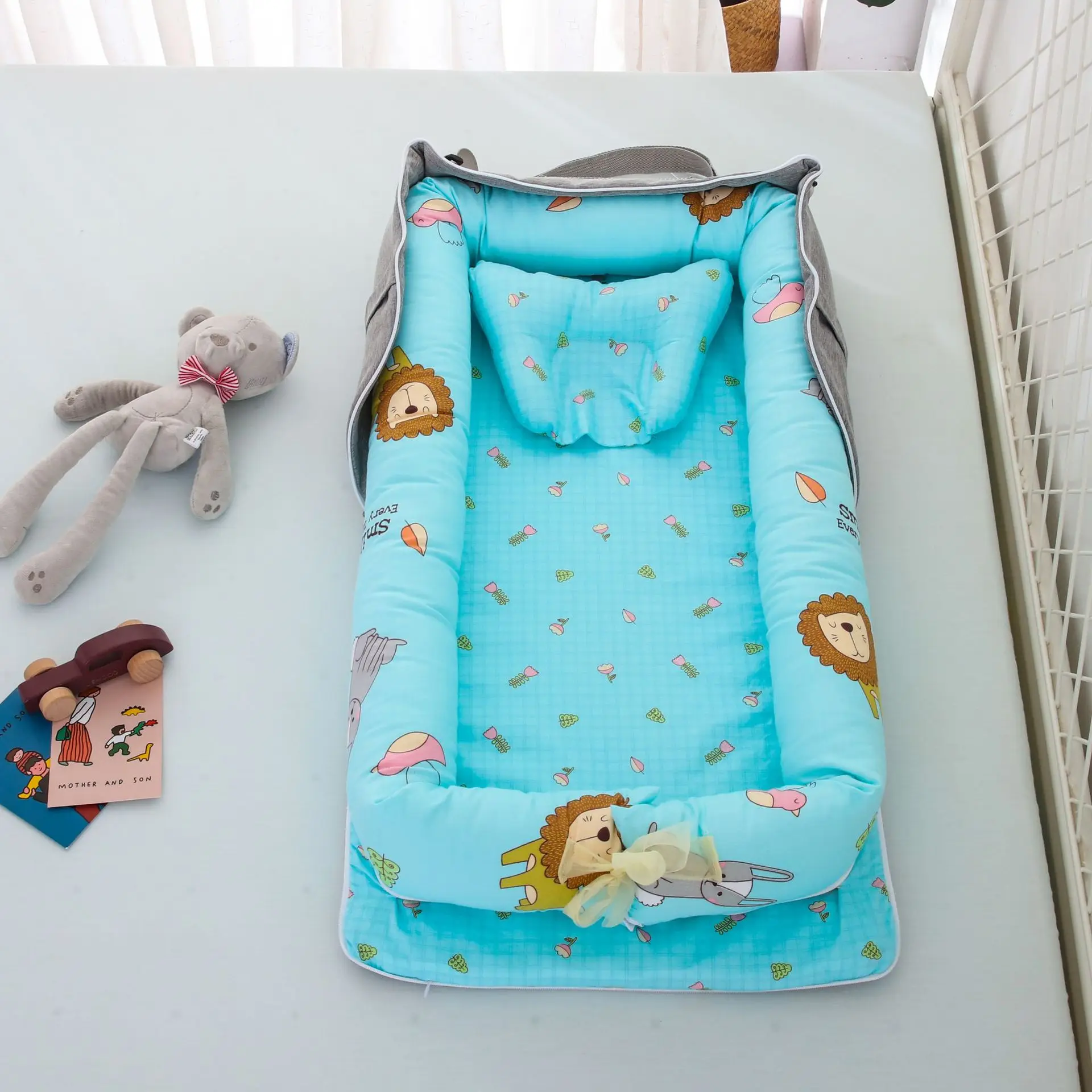 Cama nido portátil desplegada en uso con bebé