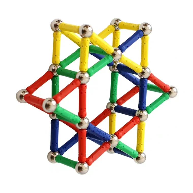 Ejemplo de construcción triangular con palos magnéticos