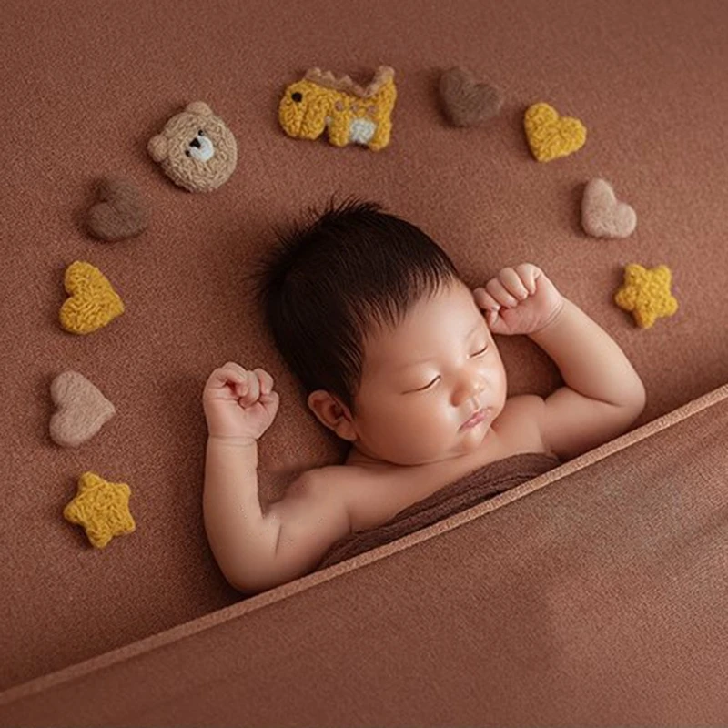 Estrellas y corazones de fieltro para cuna de bebé - imagen 3