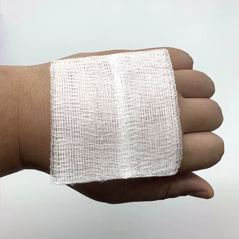 Guaze aplicado en una herida simulada durante una actividad de campamento