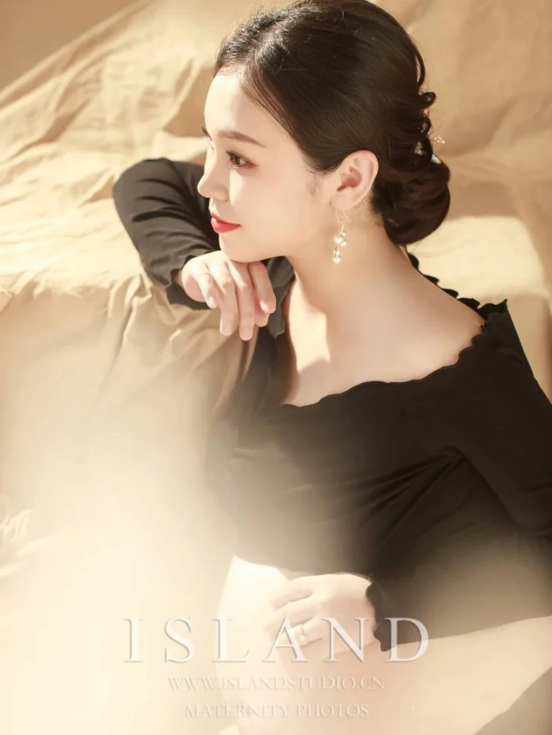 Vestido premamá negro sencillo tirante único para sesión fotográfica - imagen 4