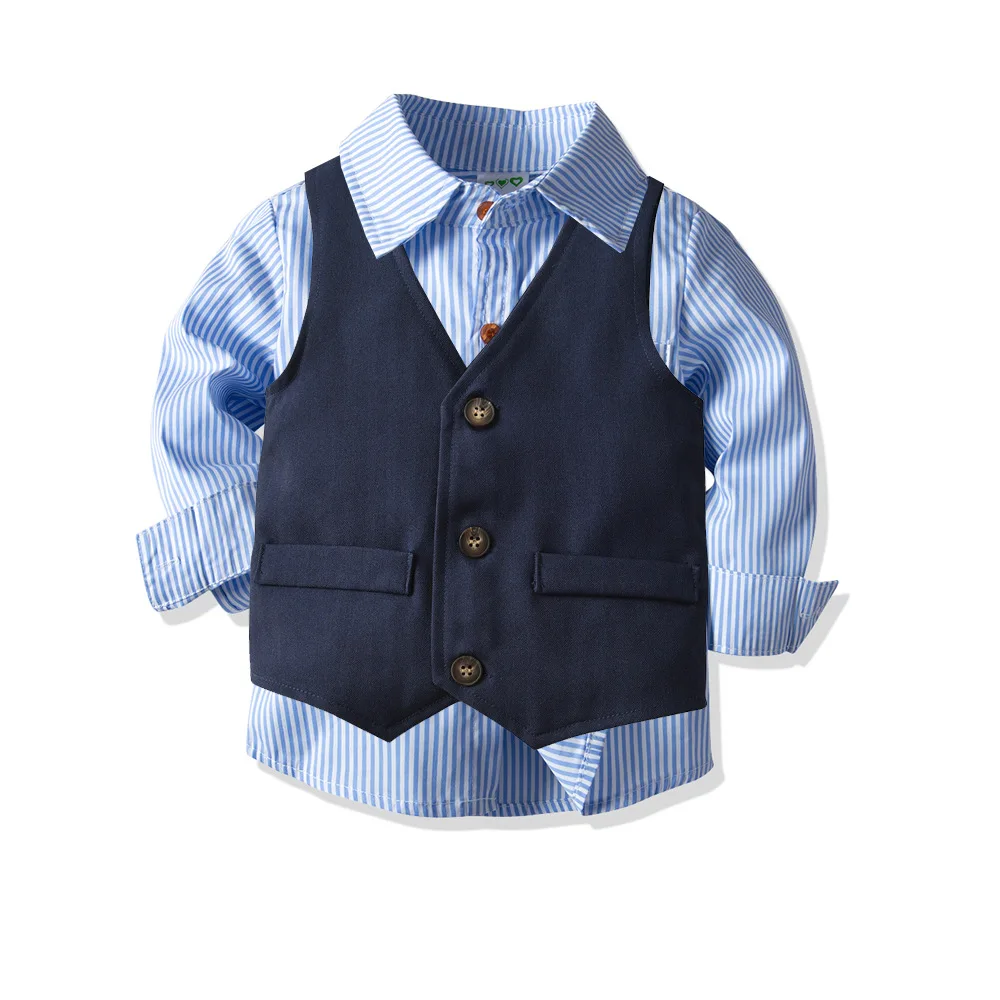Detalle de la camisa a rayas
