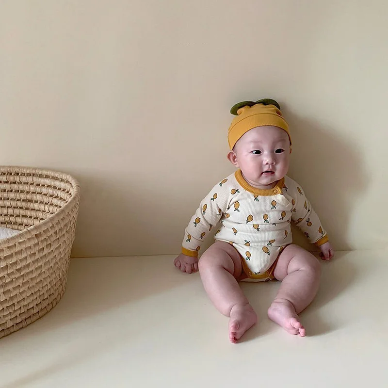 MILANCEL Mono estampado limón con gorro para bebé