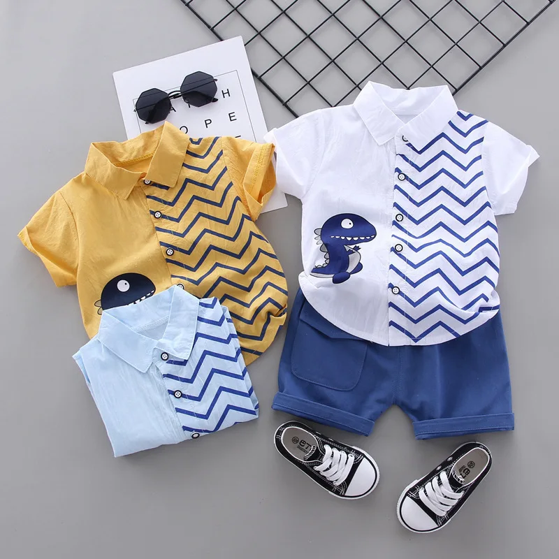 Conjunto en amarillo y azul sobre fondo neutro