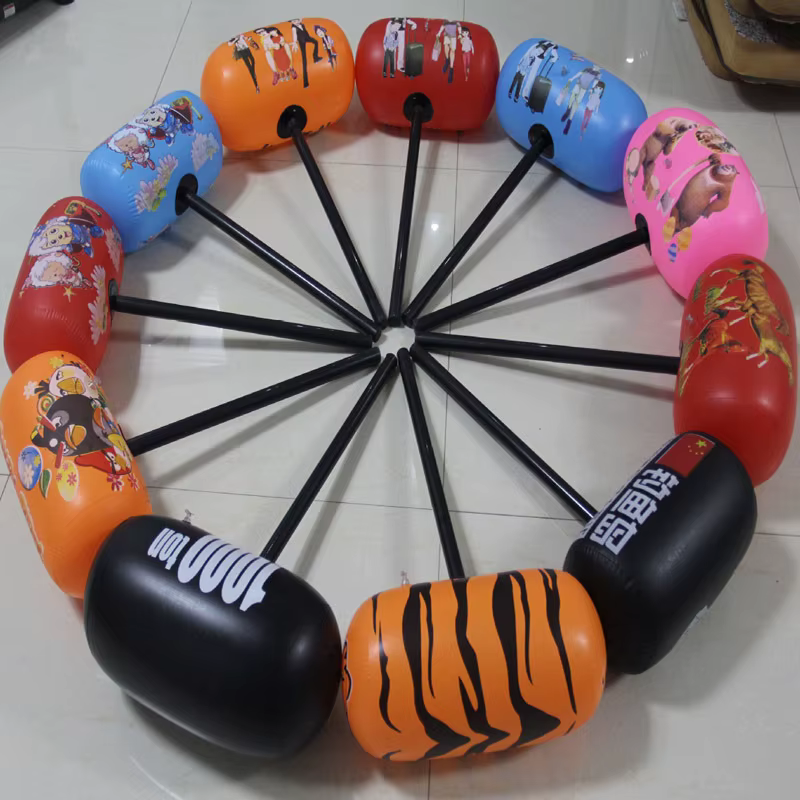 Martillo inflable sonoro para niños en uso