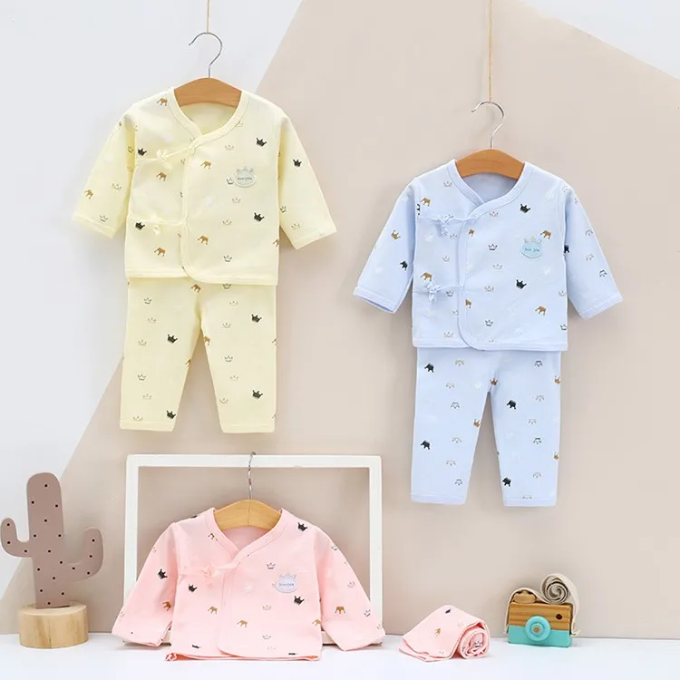 Conjunto de ropa de bebé con estampado de dibujos