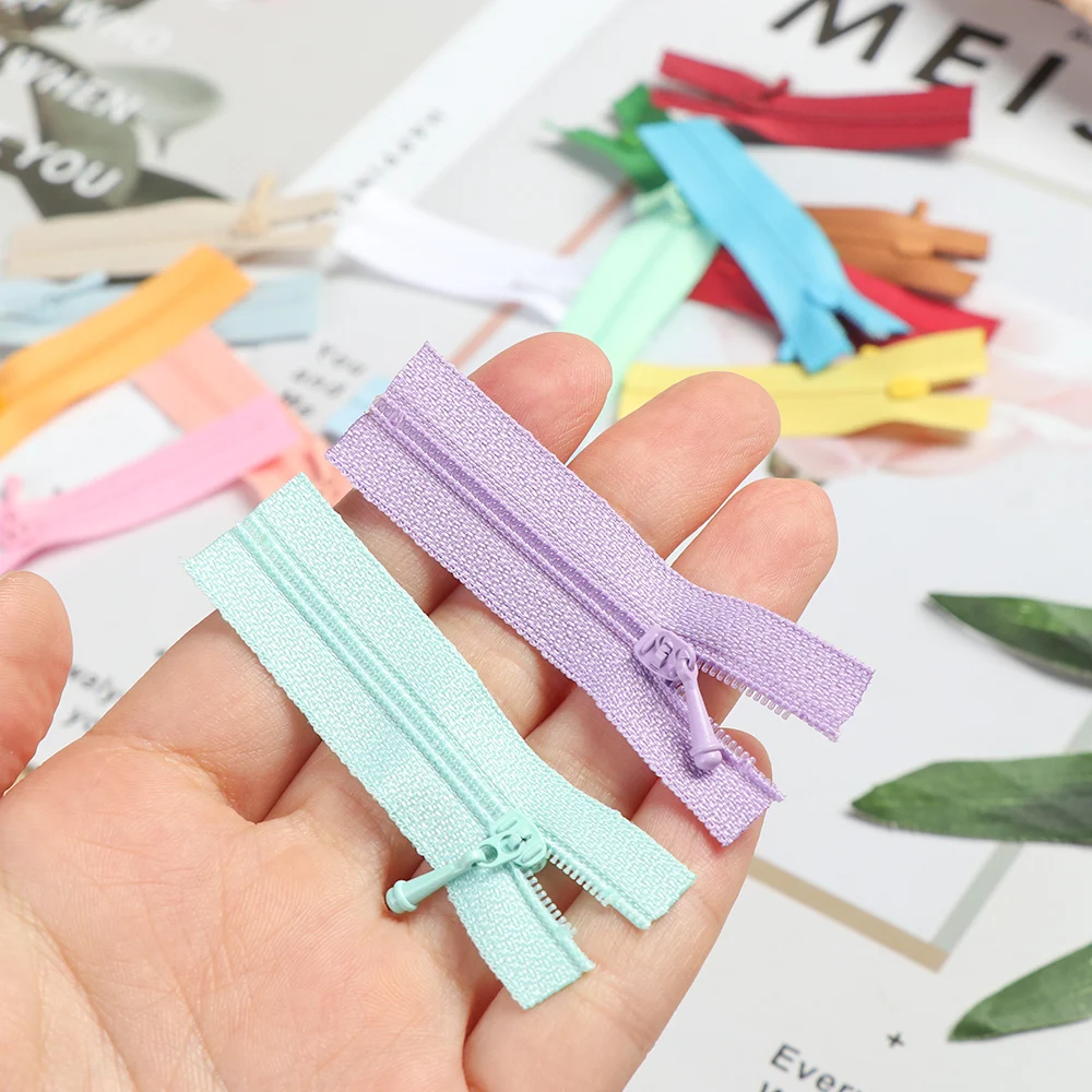 Muñeca con cremallera aplique ropa bebé costura artesanal - imagen 5