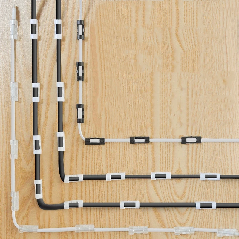 Clips de cable autoadhesivos en superficie de escritorio