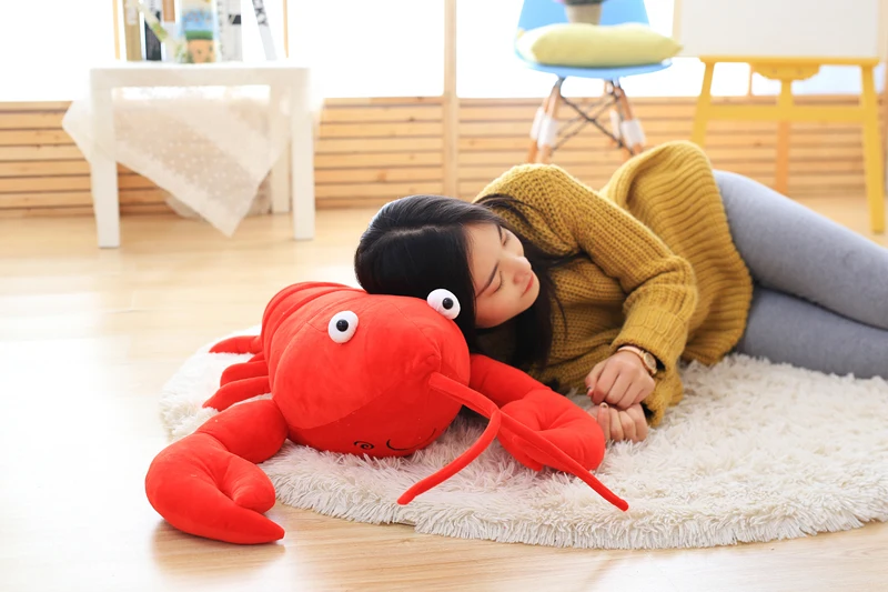 Persona abrazando el peluche de langosta de 80cm