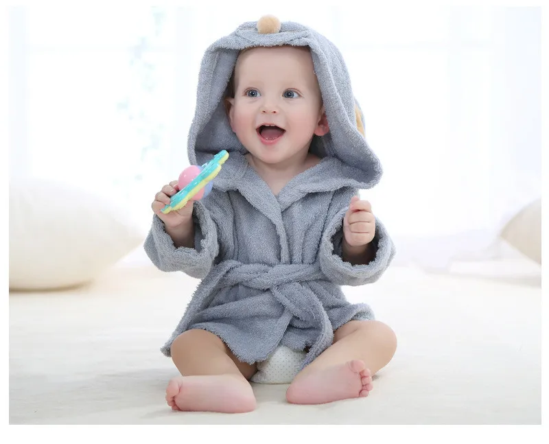 Albornoz suave para niño después del baño