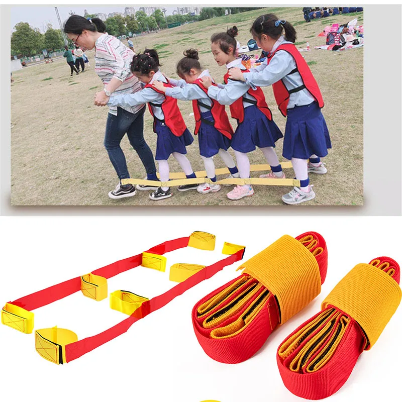 Niños usando el juego en exterior