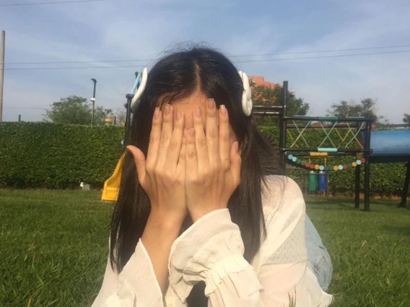 Mano ajustando una horquilla en el cabello