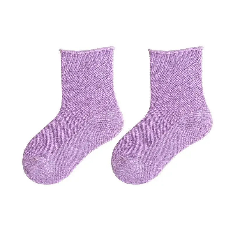 Detalle del lazo de flores en calcetines para niña