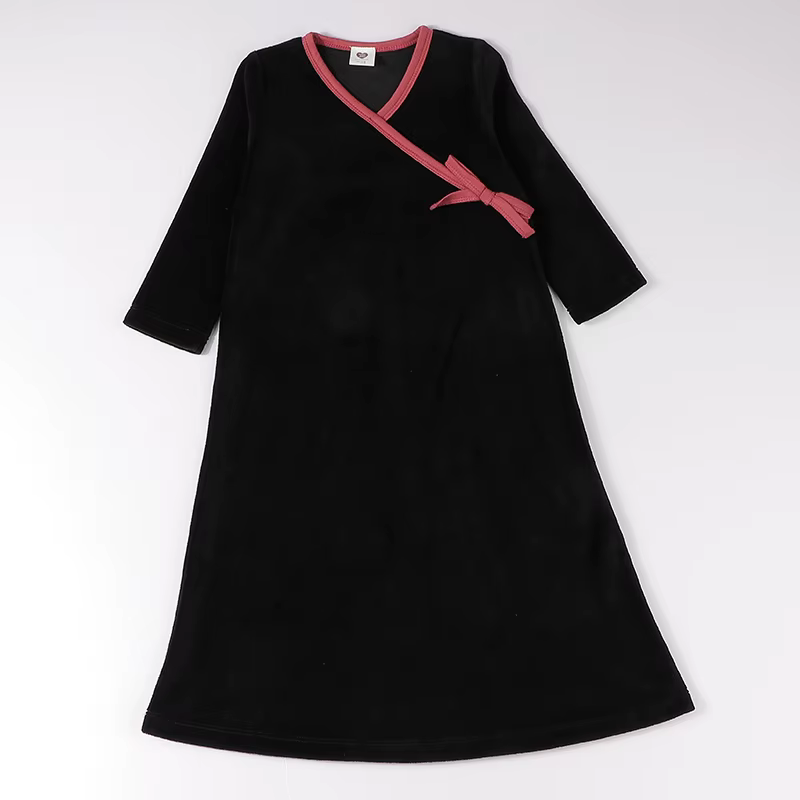 Vista del vestido de velour negro con cuello en V