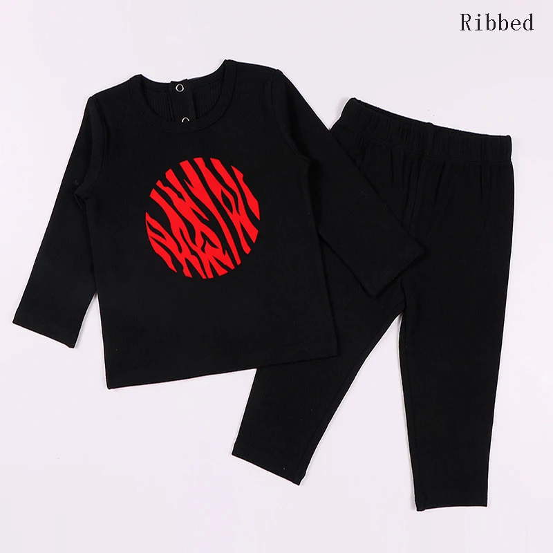 Conjunto completo de ropa acanalada para niño
