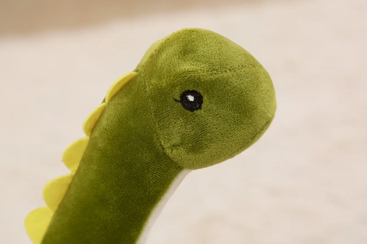 Detalle del peluche de dinosaurio, ideal para abrazar y jugar