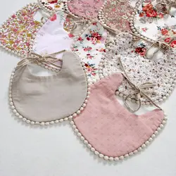 Babero de algodón con tela absorbente para eructos – Diseño floral