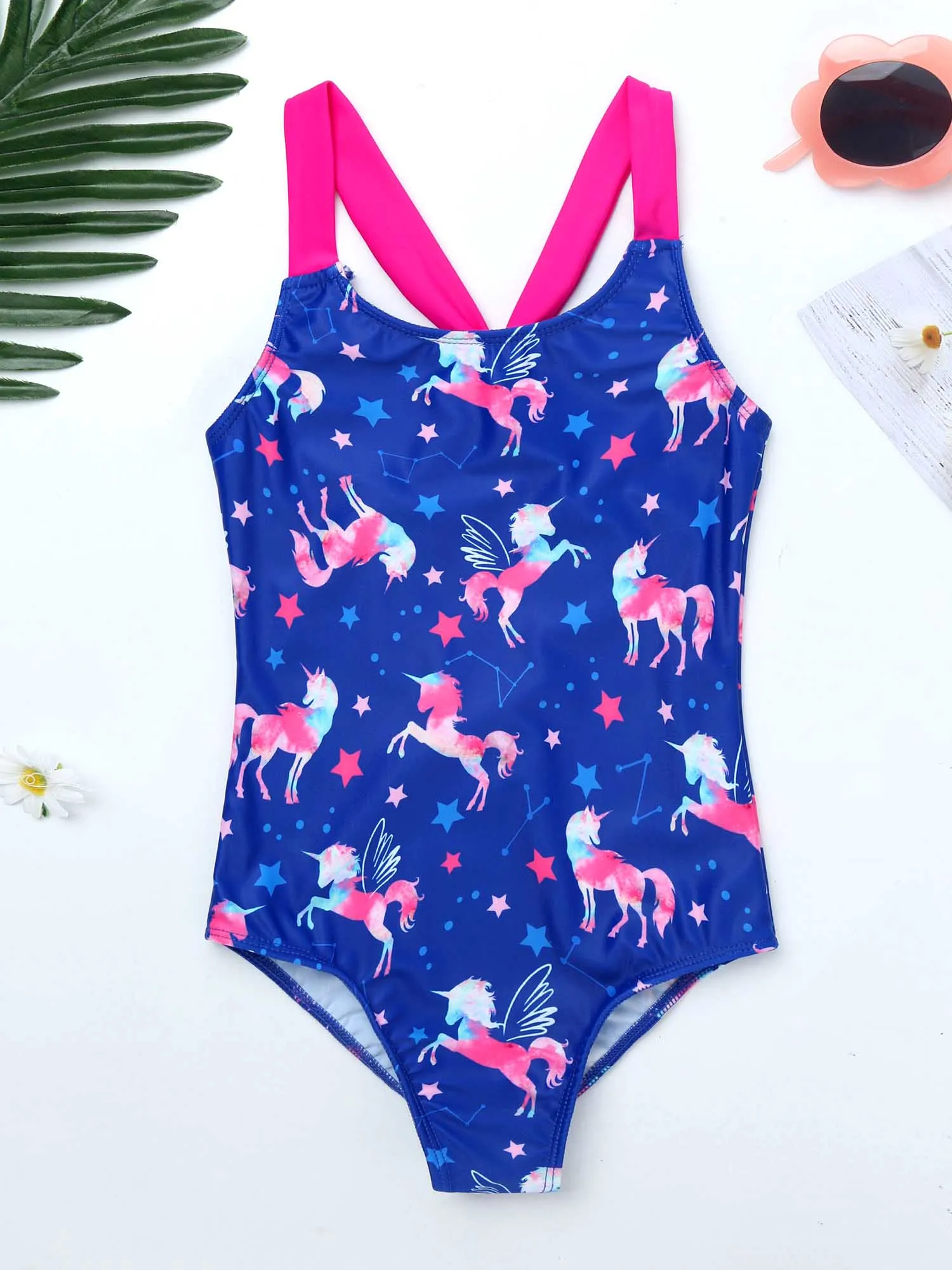 Niña con bañador estampado de estrellas y caballos