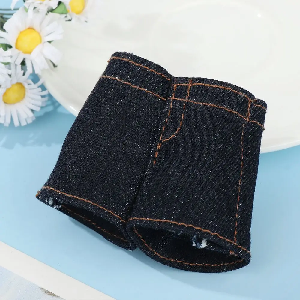 Detalle de costuras y acabados del pantalón vaquero