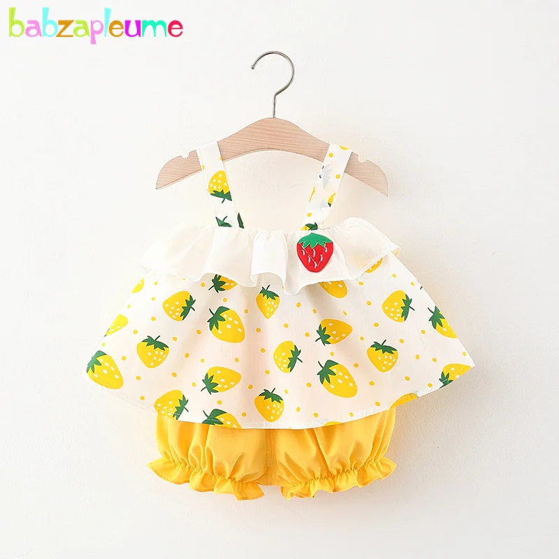 Detalle del estampado de fresas en estilo de dibujos animados