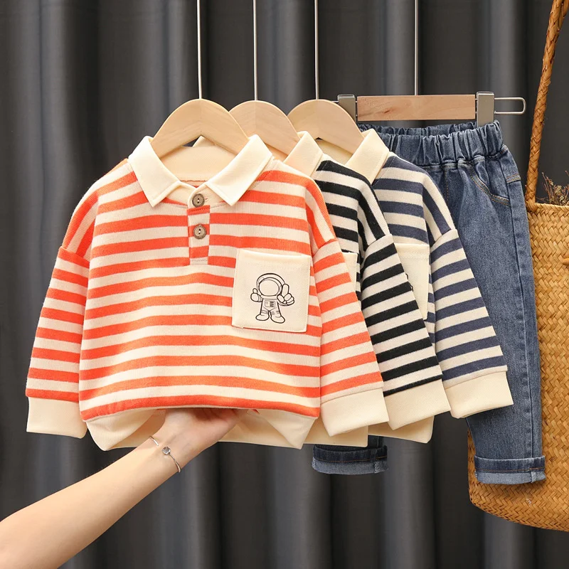 Conjunto infantil camiseta a rayas y pantalón azul