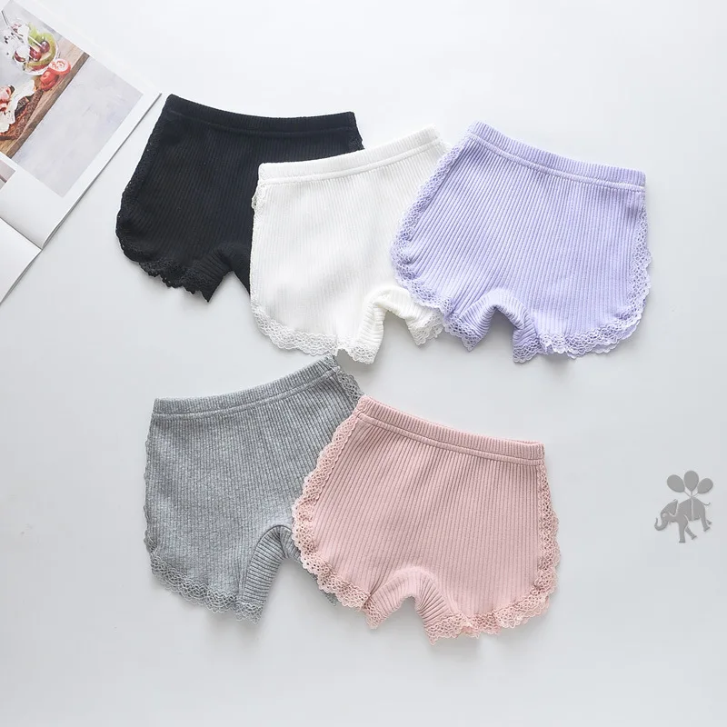 Pantalón tres cuartos con encaje lateral