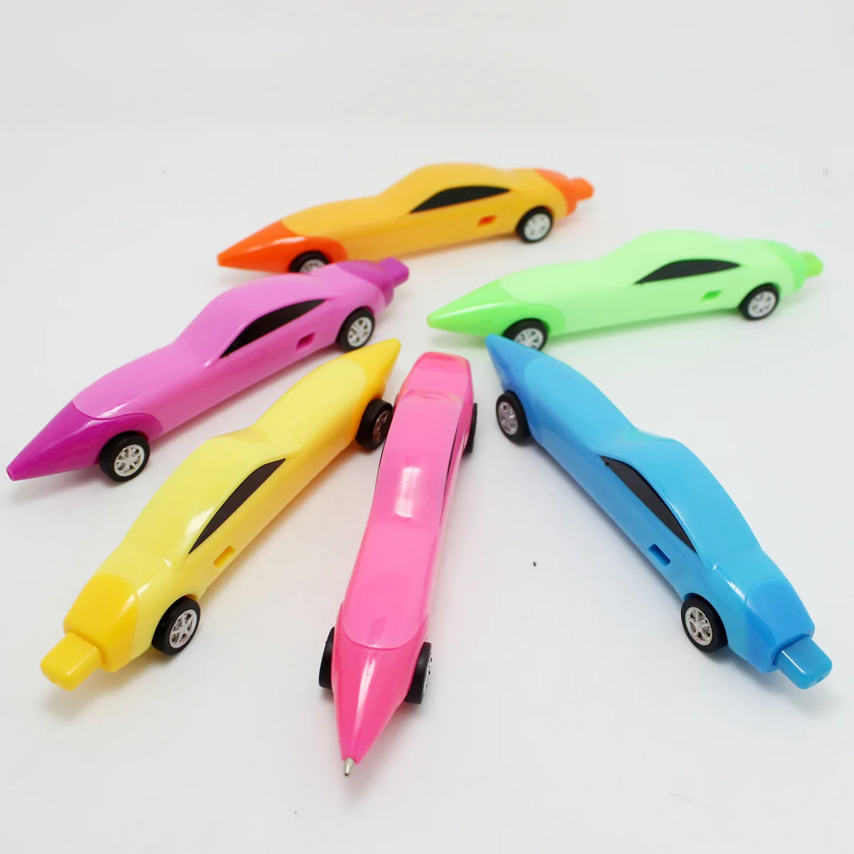 Bolígrafo con forma de coche de carreras, vista frontal