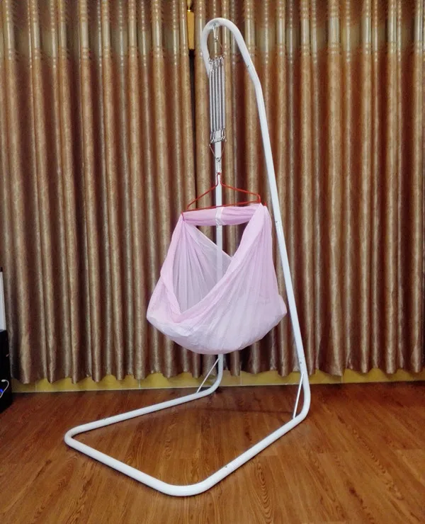 Cuna infantil con columpio en interior