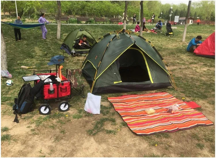 Carrito con portavasos y detalles funcionales