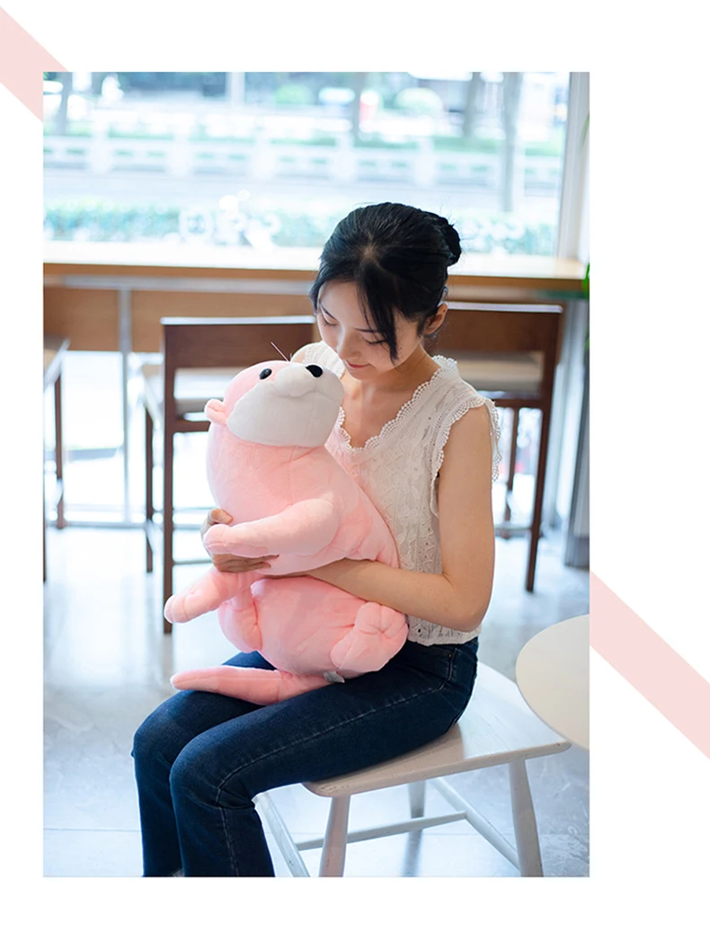 El peluche en un entorno de juego con un niño