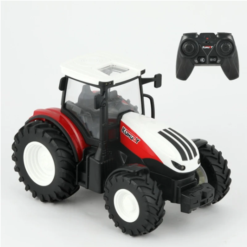 El tractor con el remolque en superficie de hierba