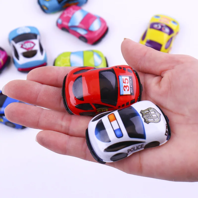 Niño jugando con coche de tirón