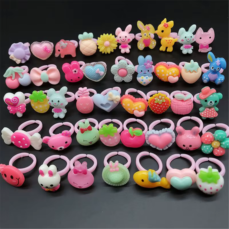 Detalle de anillos plásticos con acabado infantil