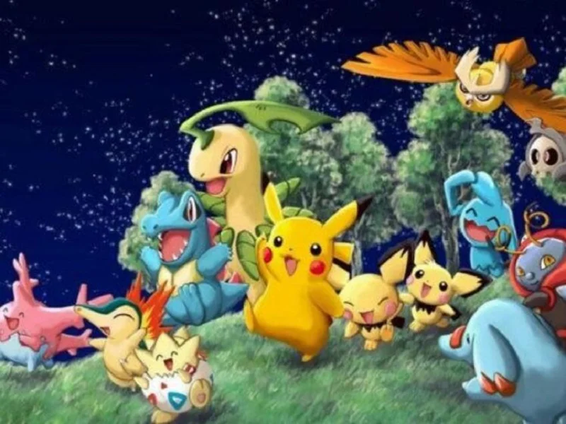 Mini figura de Pikachu en mano