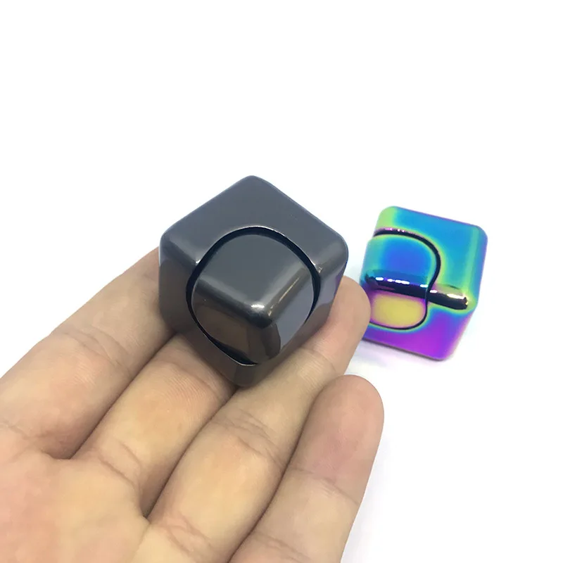 Spinner girando sobre fondo oscuro con efecto de desenfoque