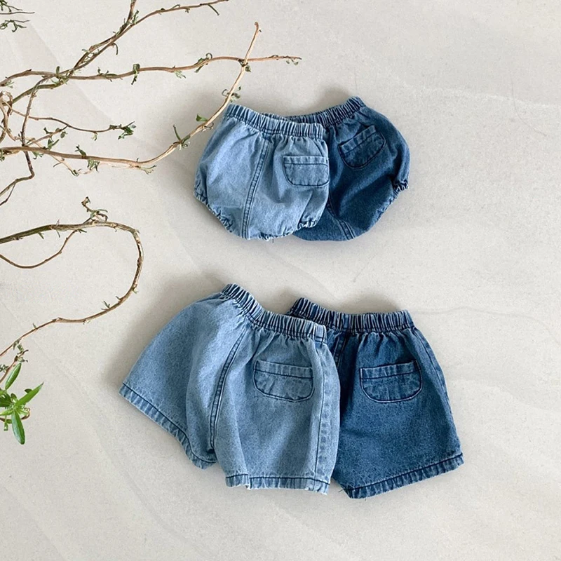 Detalle de la cintura elástica de los shorts de mezclilla