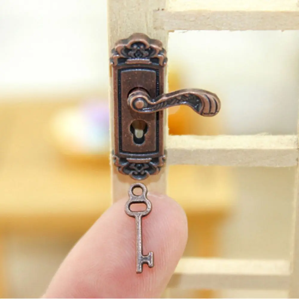 Cerradura y llaves de latón vintage para casa de muñecas - imagen 2