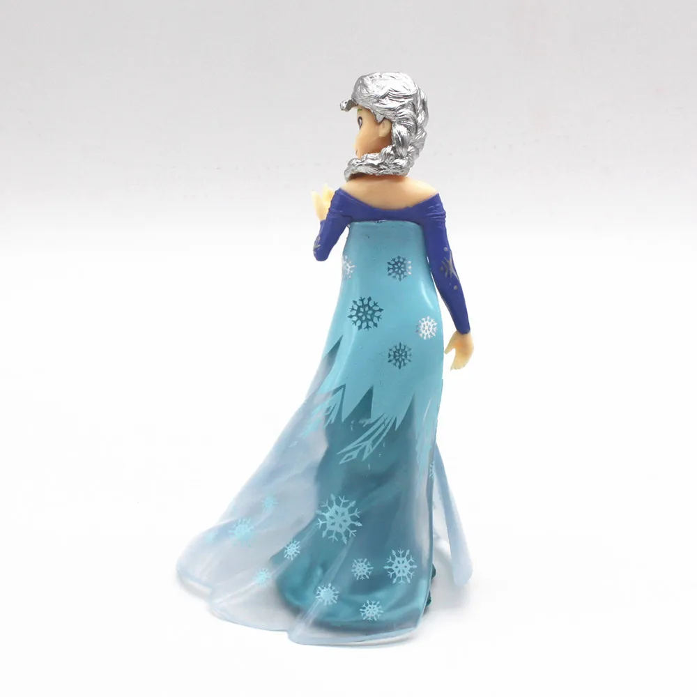Figuras posicionadas en una estantería con luz ambiental