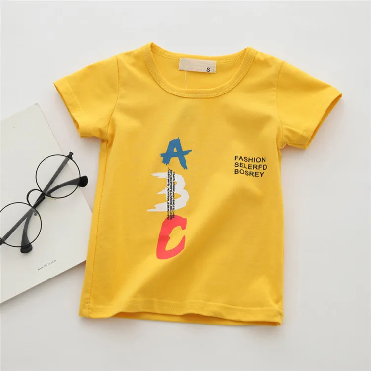 Bebé comodidad jugando con camiseta de algodón colorida